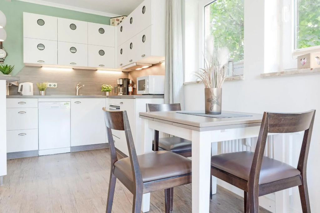 Ferienwohnung Deichblick mit Terrasse m Kaiserhof 1