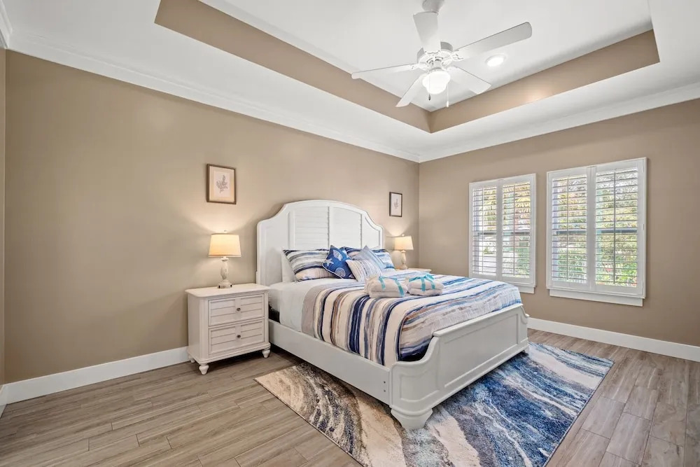 Charming Retreat, a Short Walk to Laguna Beach, with Room for 10