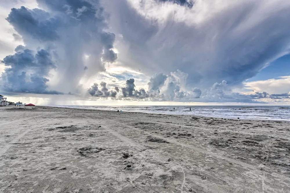 < 1 Mi to Beach: Salty Dog House in Galveston!