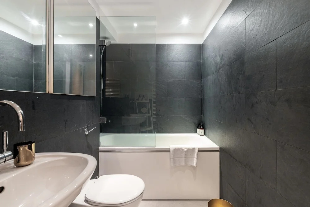 2 Bdr in Kensington E1 by the Residences