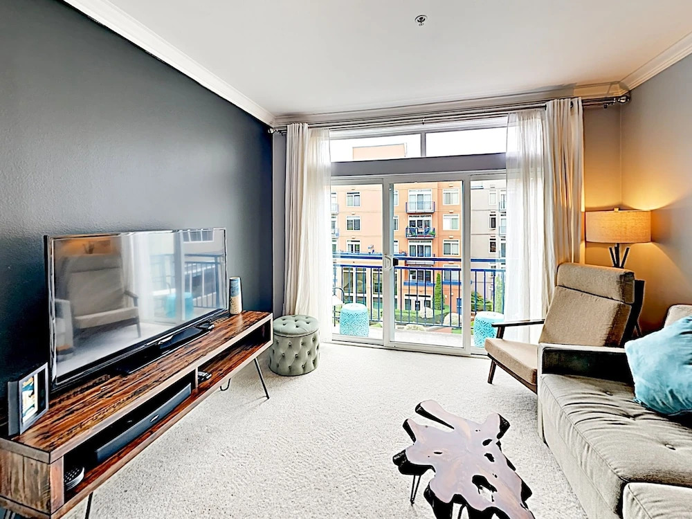 Chic Belltown Court W/ Pool & Rooftop Deck 2 Bedroom Condo