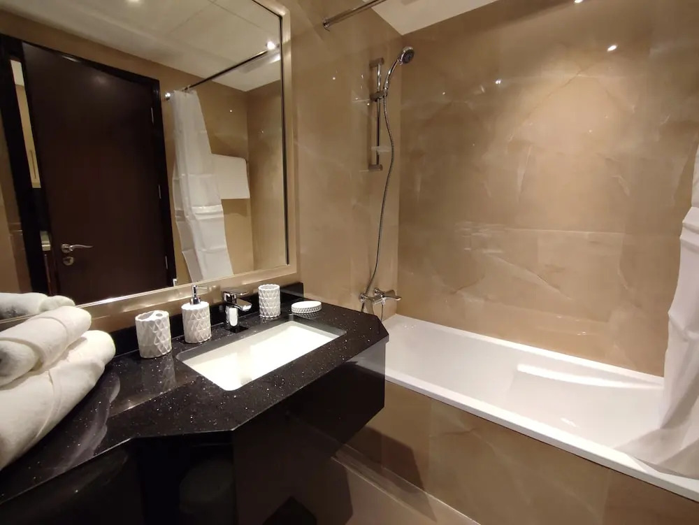 Whitesage - Sleek Studio With Canal View Near Metro