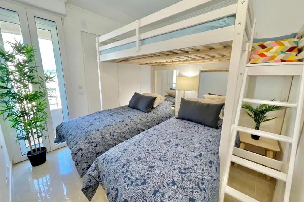 Magnificent 82m With Terrace And In Front Of Sea