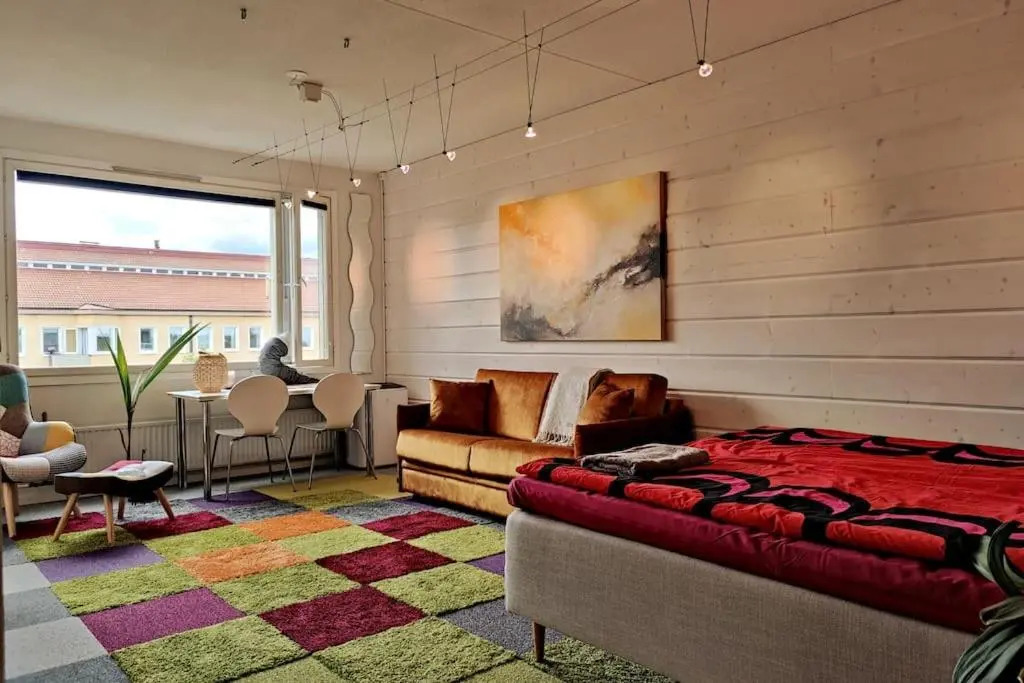 Lovely 7th floor studio full of color, enjoy!