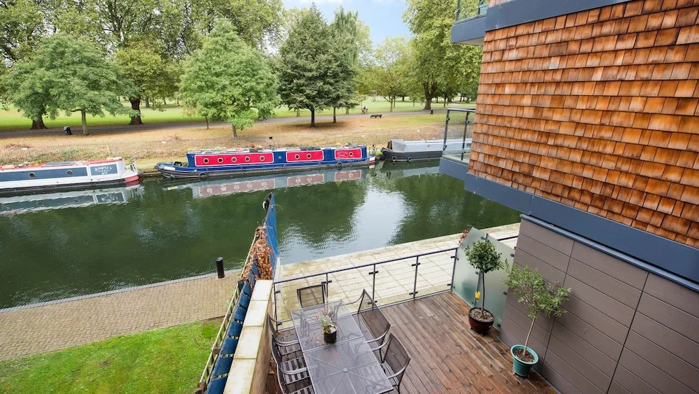 Bright Stylish 2BR across from Victoria Park