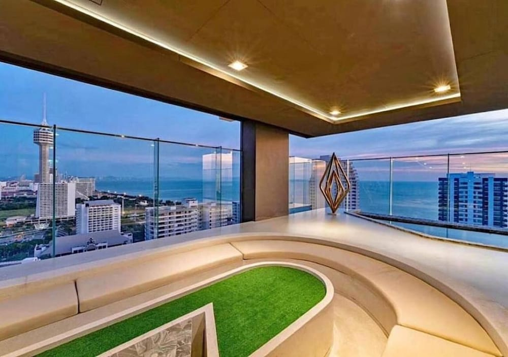 Luxury Sea View 1BR Rooftop Infinity Pool & Gym