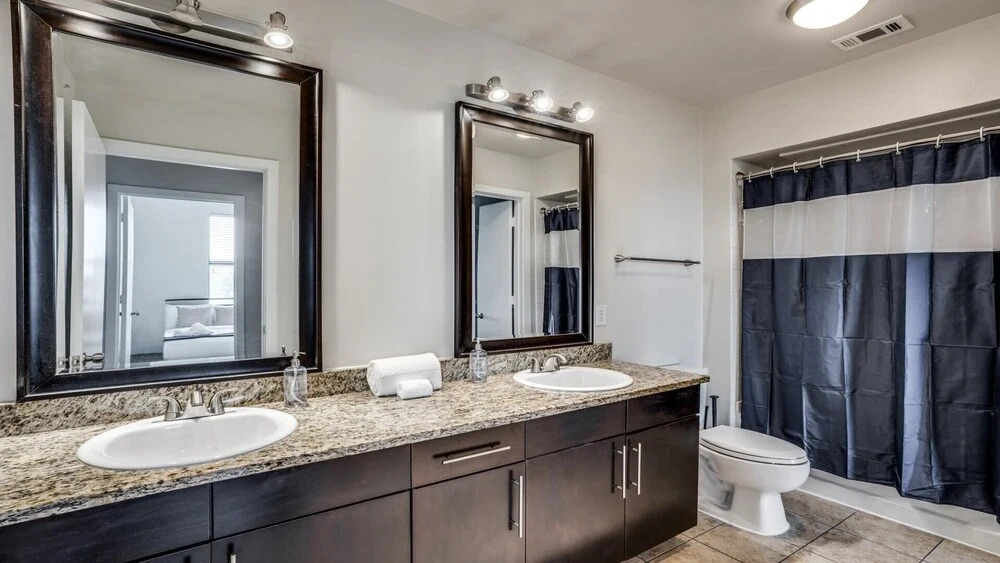 Luxurious 2BR with high ceilings and skyline views | by CozySuites