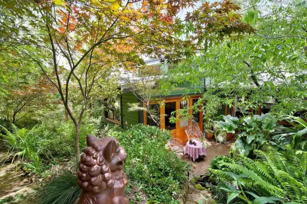 The Black Cockatoo - Secret Garden Treetops Home