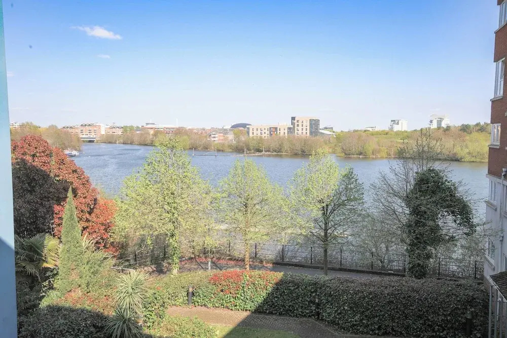 2 Bed Apartment Overlooking Water