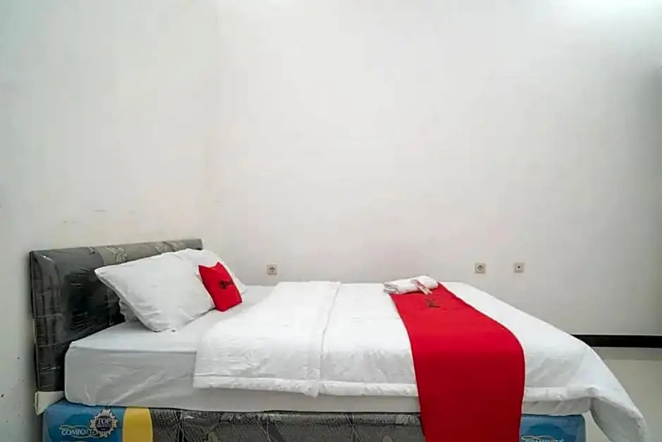RedDoorz Syariah Near Syamsudin Noor Airport 4