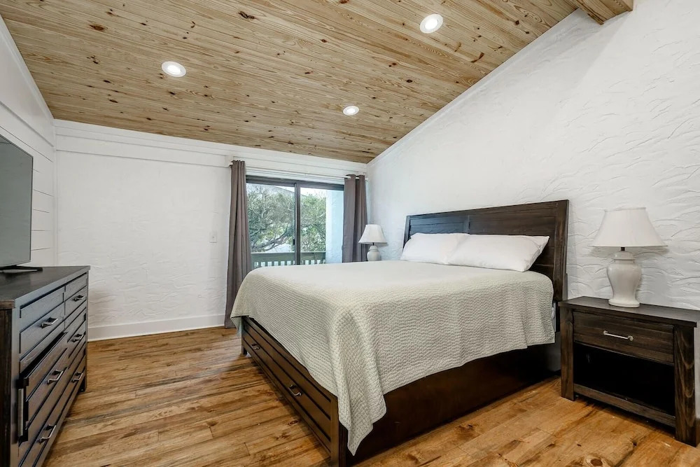 Oceans 6 4 Bedroom Condo by RedAwning