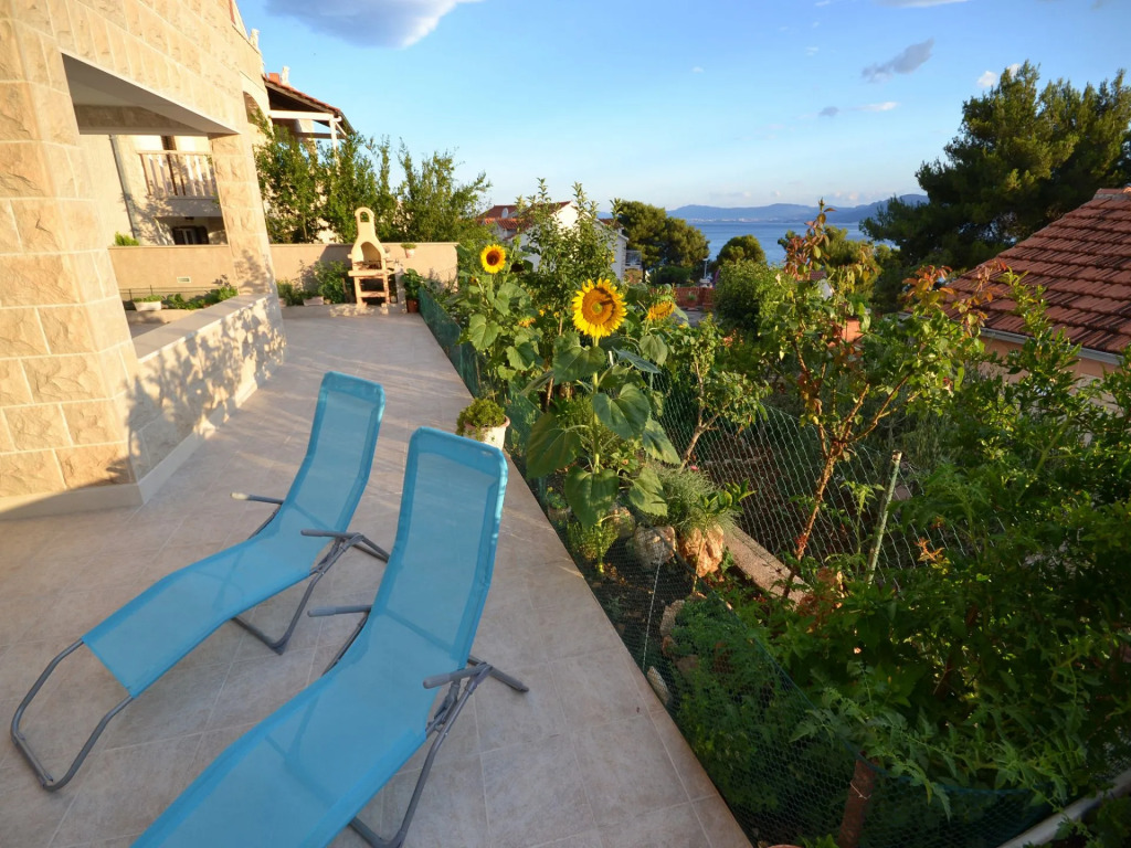 Studio apartment Suzane - terrace and sea view SA-Iris Postira, Island Brac