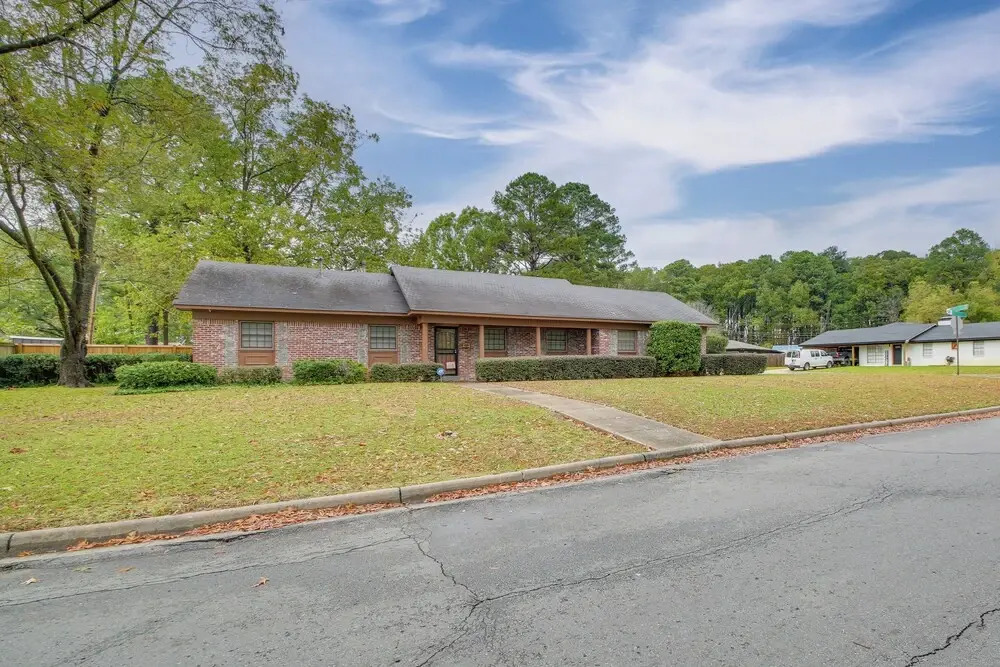 Spacious Little Rock Home w/ Patio - 9 Mi to Dtwn!