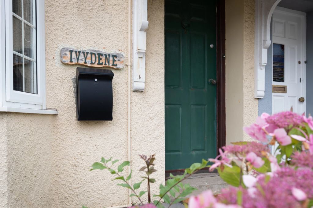Ivydene - Beautiful Cottage, Stone Throw from Beach, Wonderful Sea Views