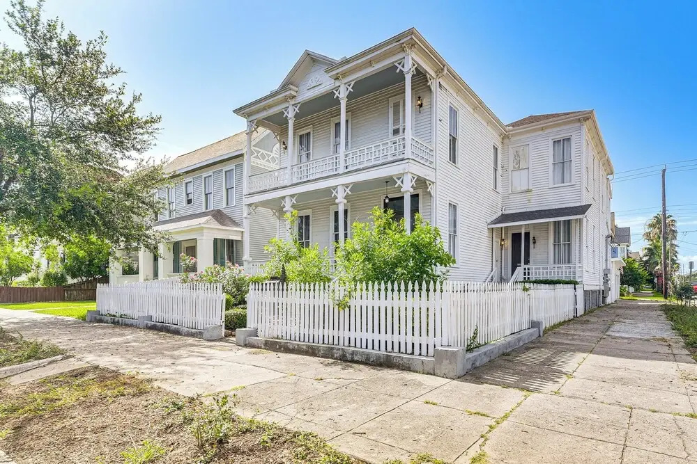 1 Mi to Beach: Historic Retreat in Galveston