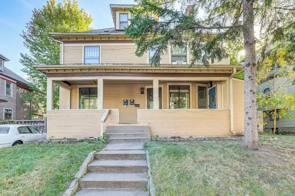 2 Mi to Dtwn! Walkable Minneapolis Apt w/ Deck