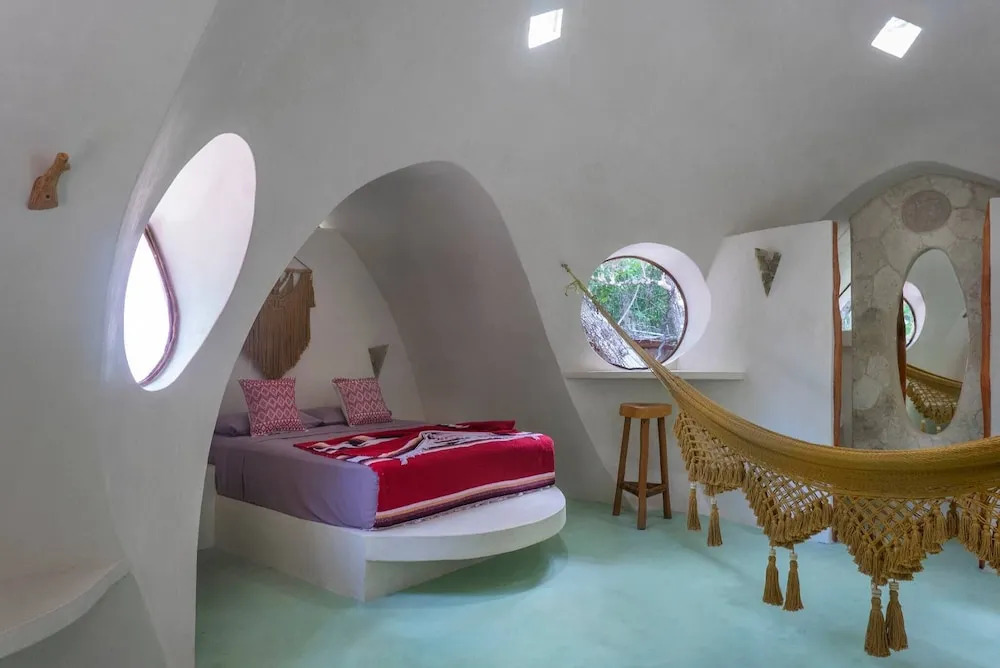 Room-unique Jungle Dome 2 Queen Beds
