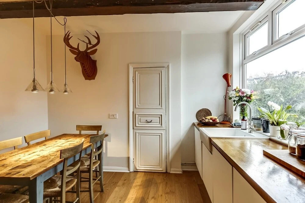 Spacious 3 Bedroom Home in North London W/terrace