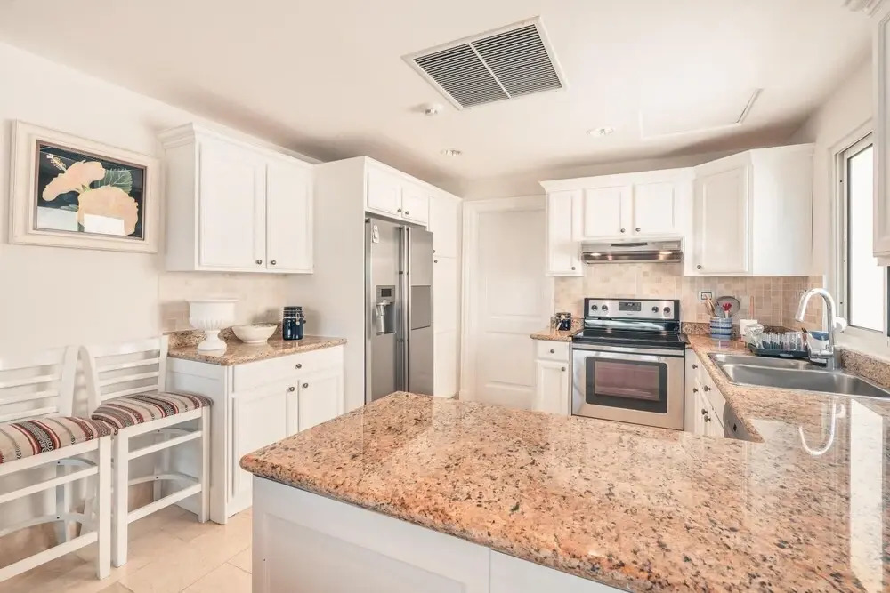 Relax at This Majestic Beachfront Apt at Aquamarina