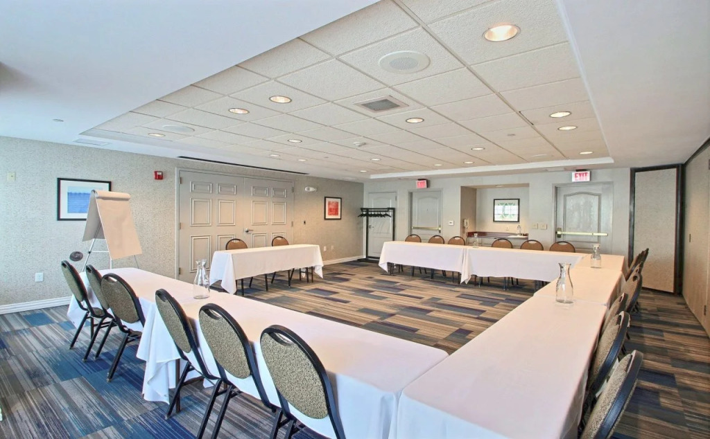 Holiday Inn Express Hotel & Suites Milwaukee Airport, an IHG Hotel