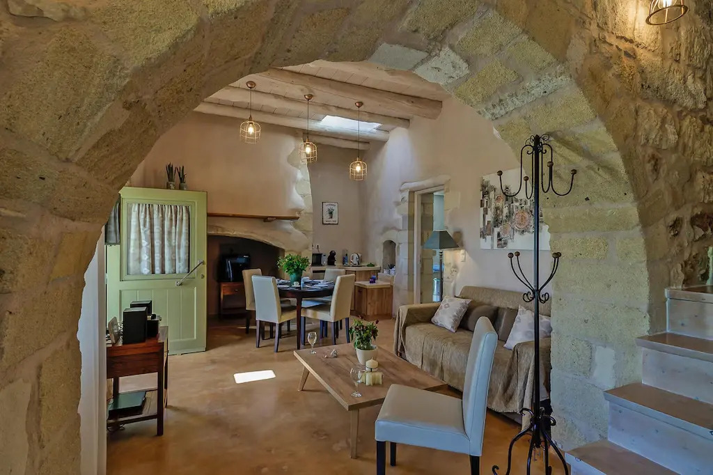 Holiday House, Castellos