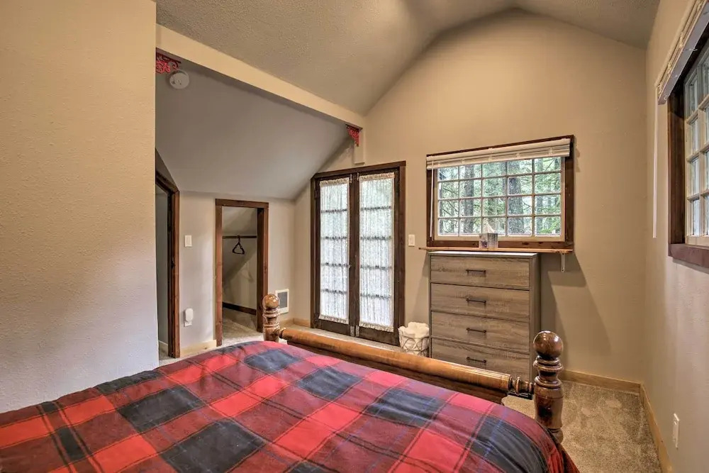 Walk to Zigzag River: The Sundance Cottage