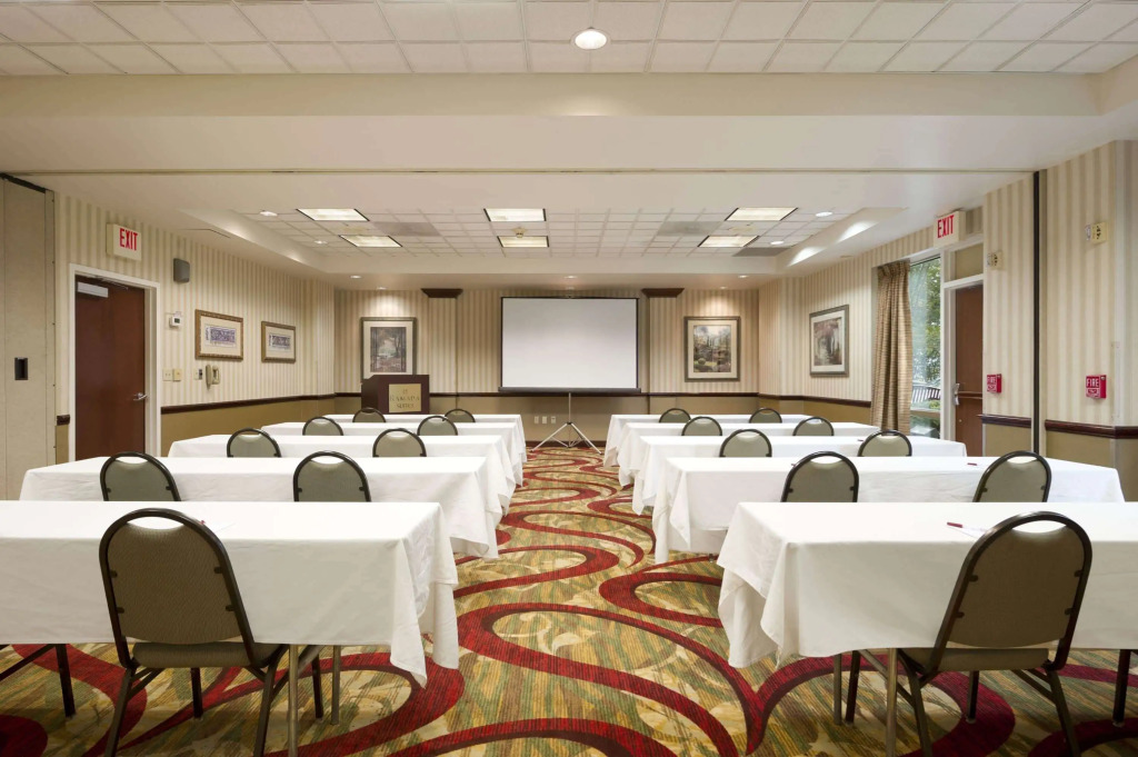 Ramada by Wyndham Suites Orlando Airport- Free Airport Shuttle