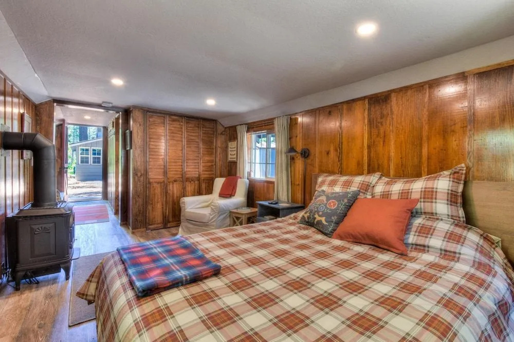 Hole In One 1 Bedroom Cabin by RedAwning