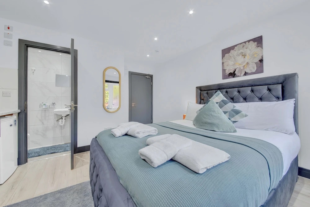 Serviced Ensuite Studio in Feltham London Heathrow