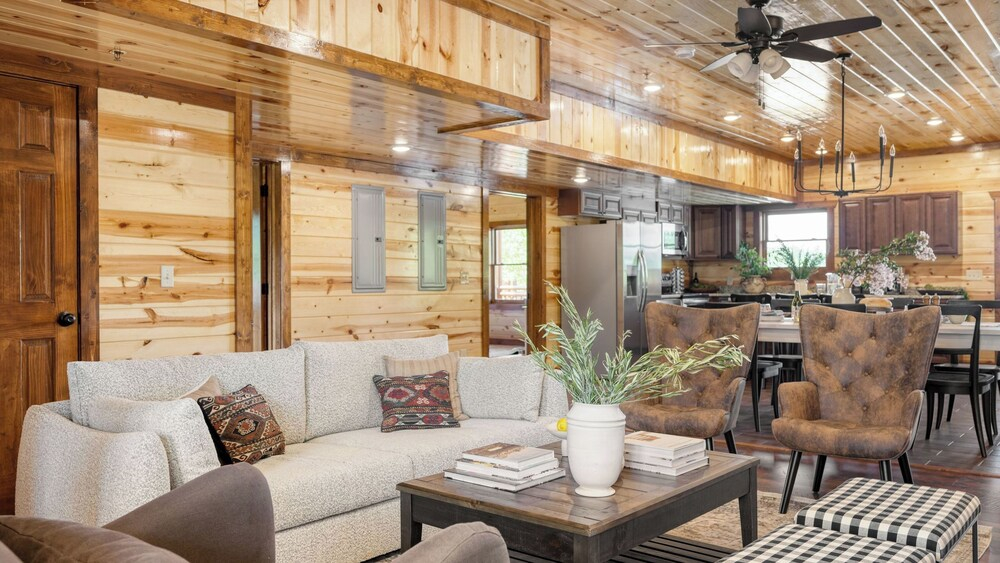 Wilder by Avantstay Group Retreat Pool + Hot Tub + Views Near Pigeon Forge Sleeps 24