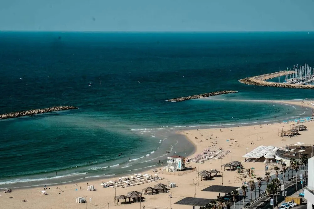Panoramic Sea View Over Beach w Balcony