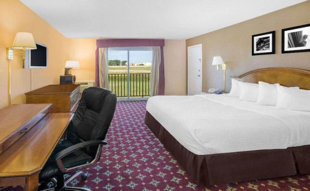 Days Inn by Wyndham Toledo