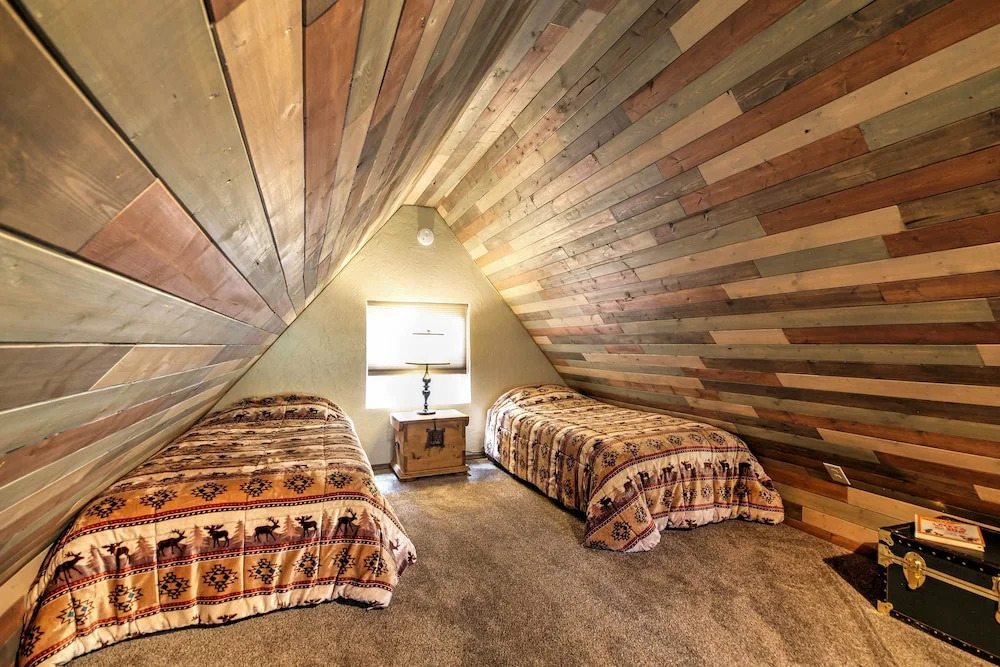 Hillside Cripple Creek Cabin w/ Hot Tub, Mtn Views