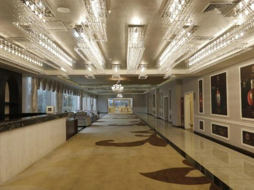 Vienna International Hotel (Mount Emei Crystal Plaza Hotel)