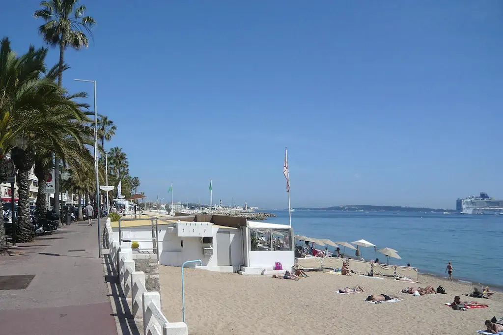 Vacation apartment with large private terrace and community pool, Cannes