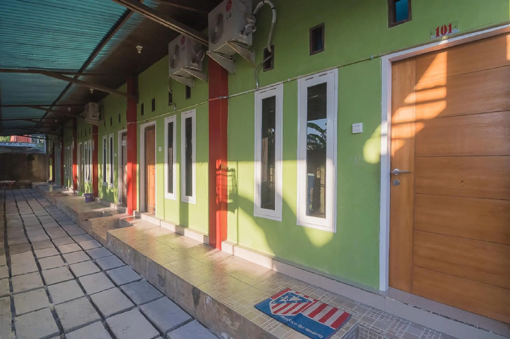 RedDoorz near Living Plaza Balikpapan 2