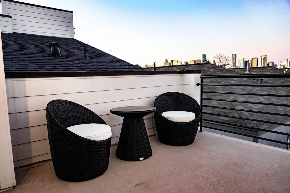 Luxury 3BD Rooftop Home in Dwtwn HTX.