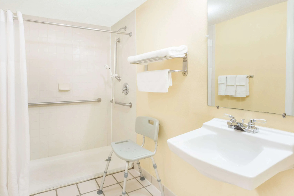 Days Inn by Wyndham Staunton