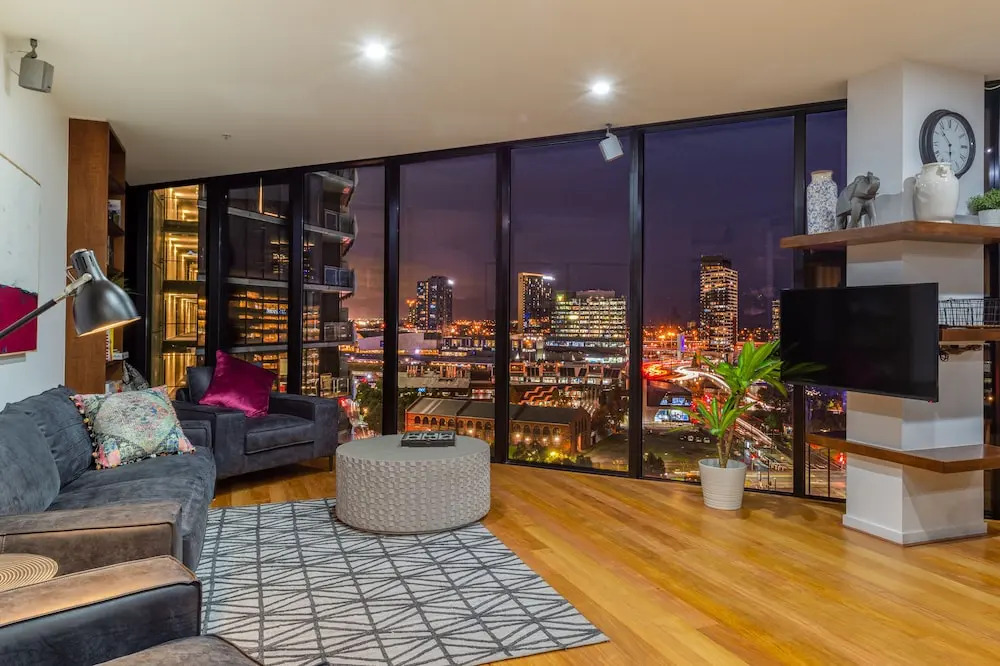 Luxury 3 Bed 2 Bath City Views