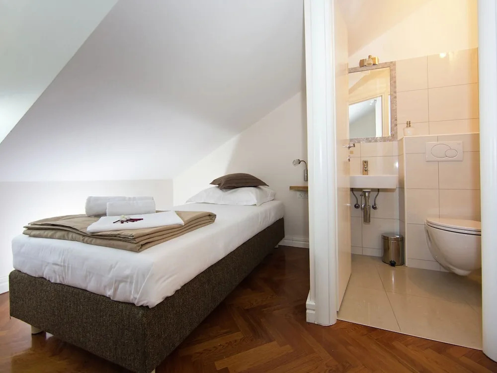 Luxury Apartment in Private Home With Private Pool & Garden, Bbq, Wifi, Parking