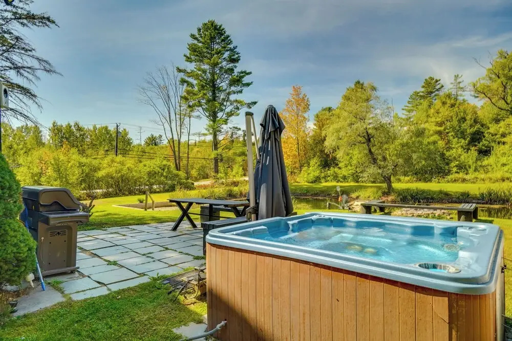 Stratton Shuttle Access! Vermont Mountain Hideaway