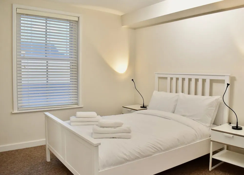 Modern 2 Bedroom House by the Station