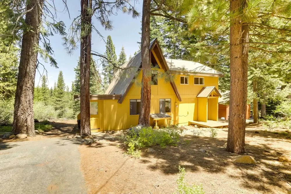 Spacious Cabin w/ Deck, < 3 Mi to Donner Lake