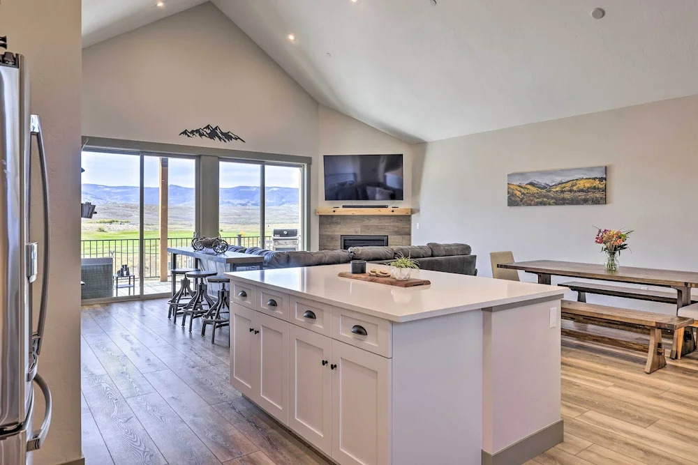3 Mi to Granby Ranch: Townhome w/ Balcony & Views