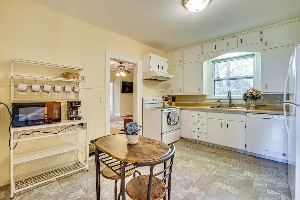 Near Colleges: Pet-friendly Duplex in Northfield!