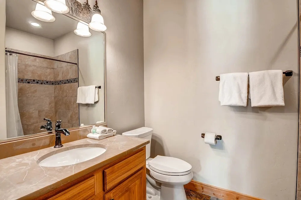 4br Log  W/ Hot Tub, Sauna & Chef's Kitchen 4 Bedroom Home
