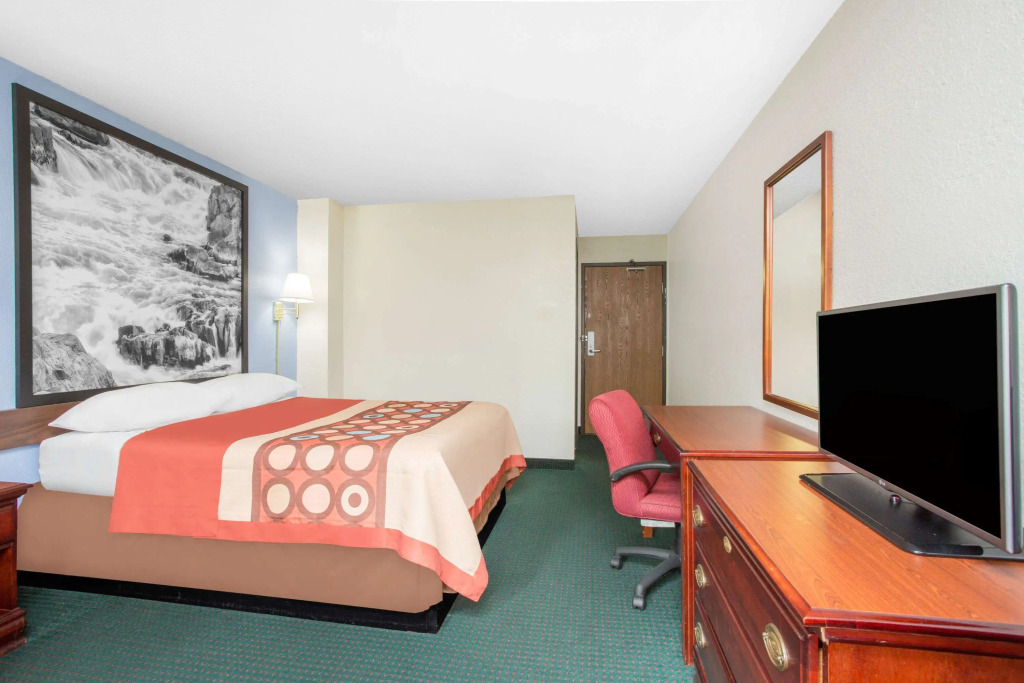 Super 8 by Wyndham Warner Robins