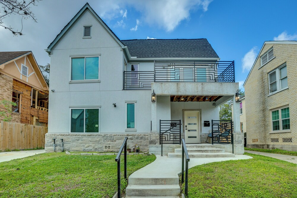 Houston Upgrade! Spacious + Modern Unit Near UH
