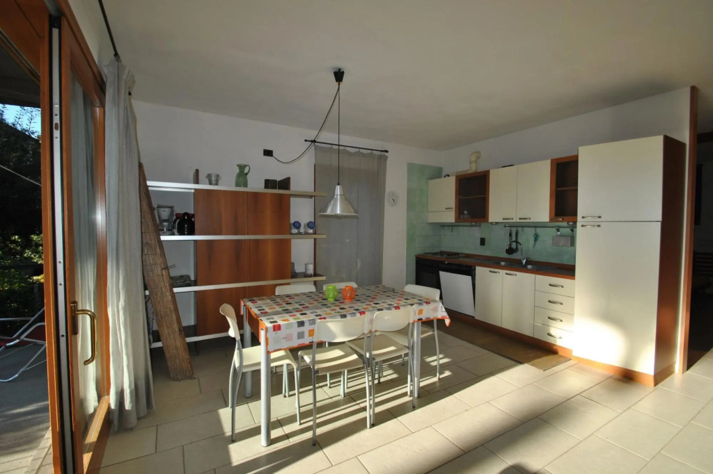 In vacation residence , 40 mt from the sea, apartment for 4-6 people, on the first floor with terrac-Villa Marina - INT. 6 trilo Ponente
