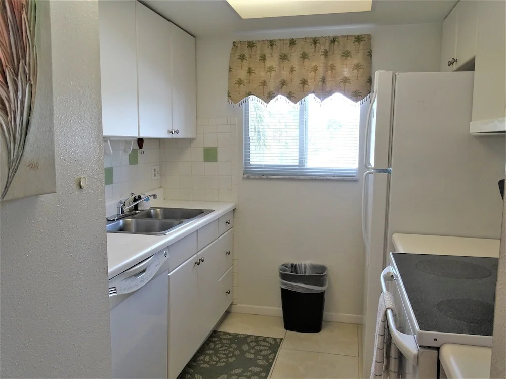 Sunset Royale 208 1 Bedroom 1 Bathroom Apts